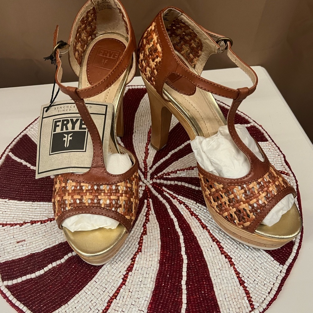 FRYE NWT Kara woven T-strap heels size 9